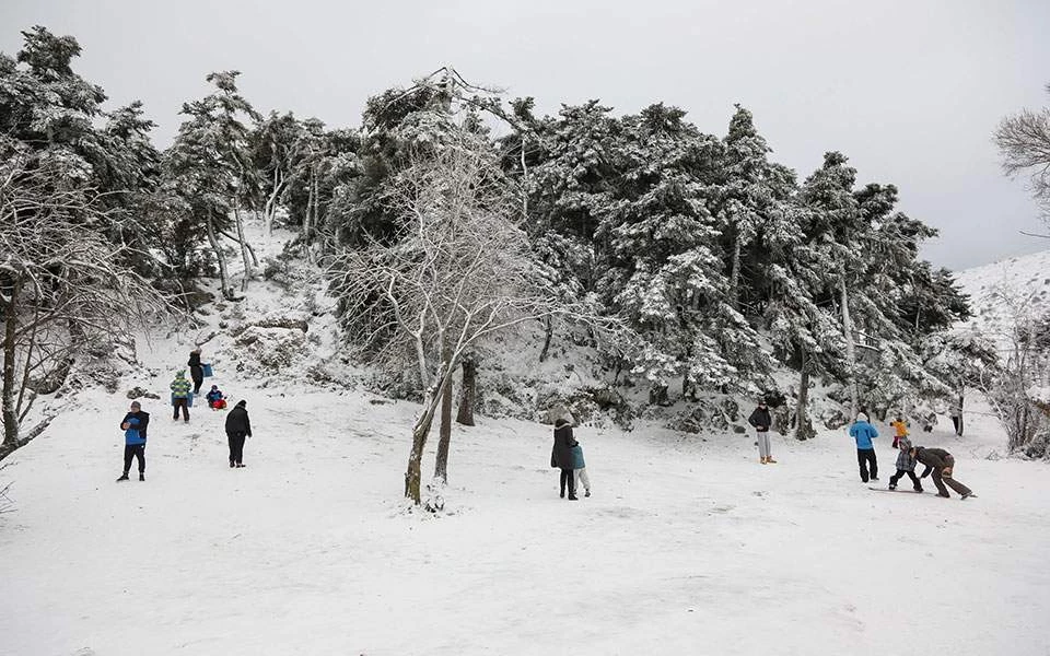 Εντυπωσιακές εικόνες από τη χιονισμένη Πάρνηθα